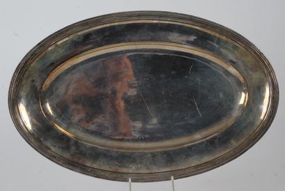 LOT DE METAL ARGENTE comprenant : 
- un plat...