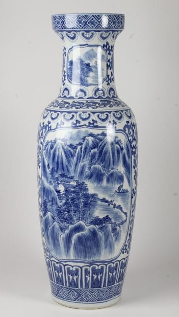 CHINE. XXe Siècle.
Grand vase en porcelaine,...