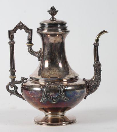 THÉIÈRE EN ARGENT, aux 950 millièmes. Décors...