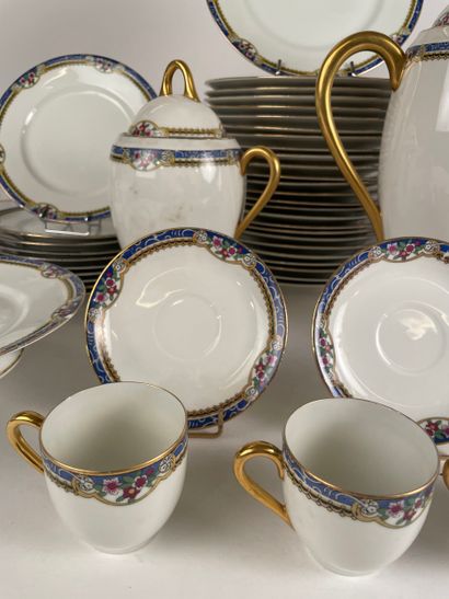 LIMOGES 
Rare partie de service en porcelaine...