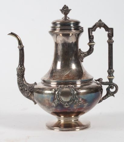 THÉIÈRE EN ARGENT, aux 950 millièmes. Décors...