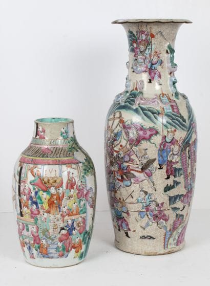 CHINE, fin du XIXe siècle
Lot de deux vases,...