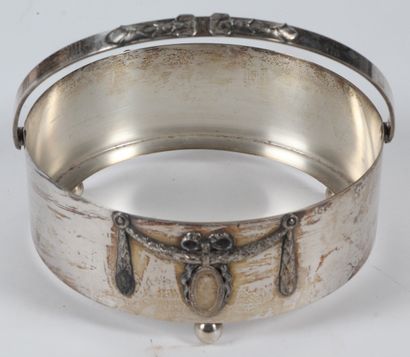 LOT DE METAL ARGENTE comprenant : 
- un plat...