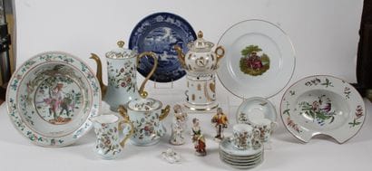 LOT DE PORCELAINE, comprenant : 
- 3 sujets...