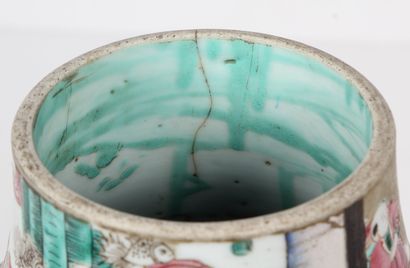 CHINE, fin du XIXe siècle
Lot de deux vases,...