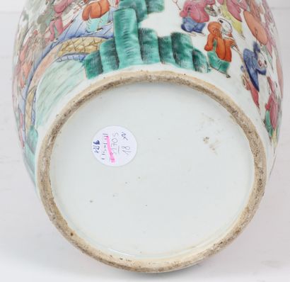 CHINE, fin du XIXe siècle
Lot de deux vases,...