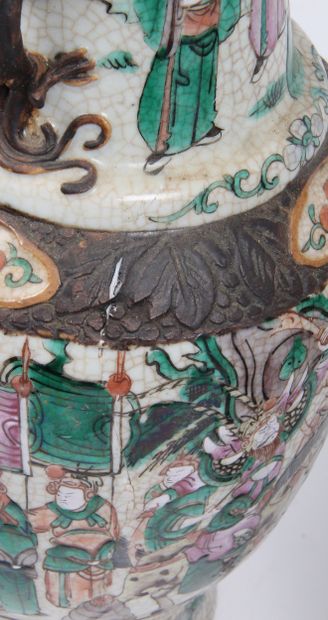 CHINE, FIN XIXe SIÈCLE
Deux vases, l’un en...