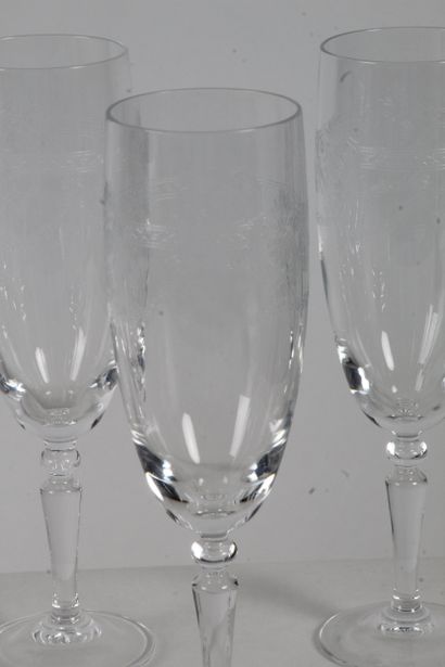 LOT DE VERRES gravés à décor de motifs feuillagés,...
