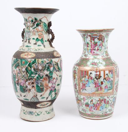 CHINE, FIN XIXe SIÈCLE
Deux vases, l’un en...
