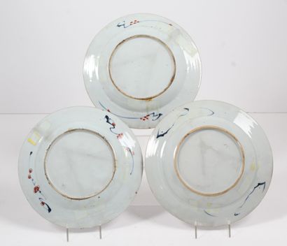 CHINE XVIIIe siècle.<
Trois assiettes porcelaine...