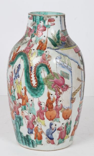 CHINE, fin du XIXe siècle
Lot de deux vases,...