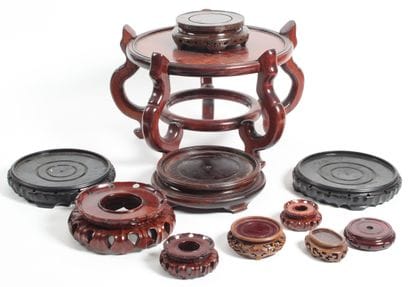 CHINE: 
Lot de 11 socles en bois.