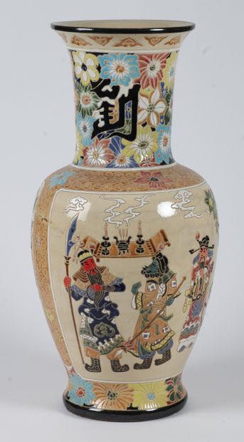 CHINE. XXe siècle.
Grand vase en céramique...