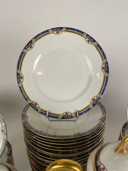 LIMOGES 
Rare partie de service en porcelaine...