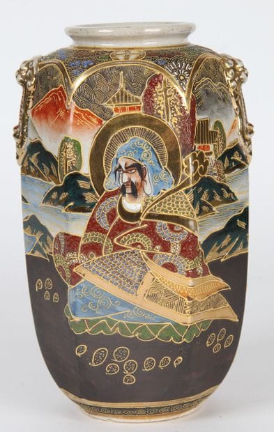 JAPON, XXe SIÈCLE
Vase en satsuma à pans...