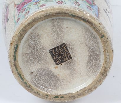 CHINE, fin du XIXe siècle
Lot de deux vases,...