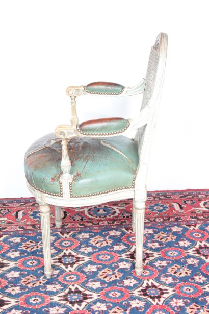 FAUTEUIL DE STYLE LOUIS XVI 
en bois laqué...