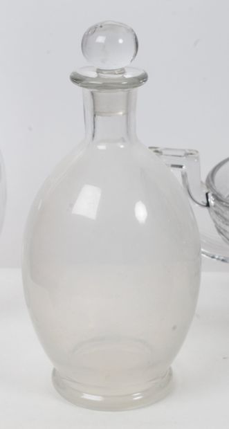 LOT DE VERRERIES, comprenant : 
- 4 carafes...
