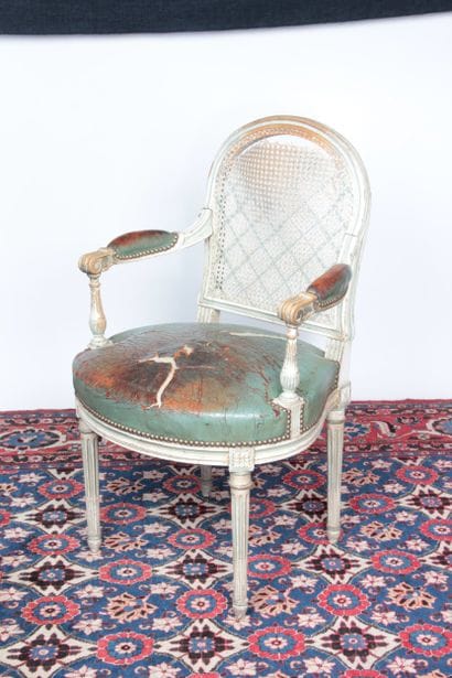 FAUTEUIL DE STYLE LOUIS XVI 
en bois laqué...