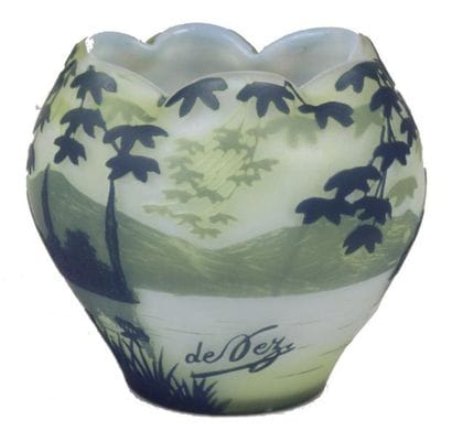 DE VEZ
Vase de forme polylobée en verre gravé...