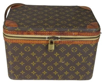 LOUIS VUITTON
Vanity-case en cuir et toile...
