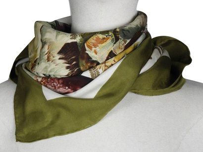 HERMES
Foulard en soie modèle 