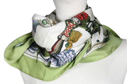 HERMES
Foulard en soie modèle 
