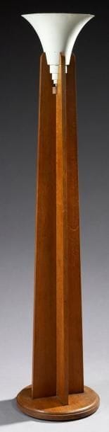 ERIC BAGGE (1890-1978)
Lampadaire en chêne...