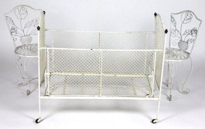 TRAVAIL MODERNE
Mobilier d'enfant en fer...
