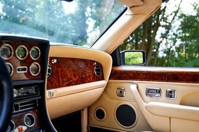 1999 BENTLEY AZURE
Version française
Châssis...
