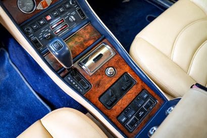 1999 BENTLEY AZURE
Version française
Châssis...
