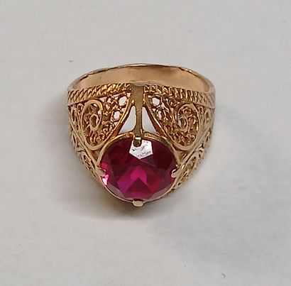 BAGUE en or 14K et pierre de couleur rubis

T...