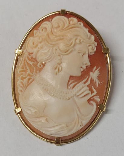 CAMEo BROOCH/PENDANT depicting a woman in...