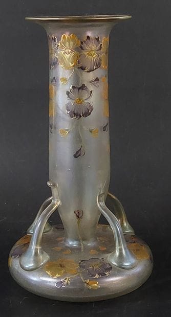 Art Nouveau-style glass vase with pansy decoration

H:...