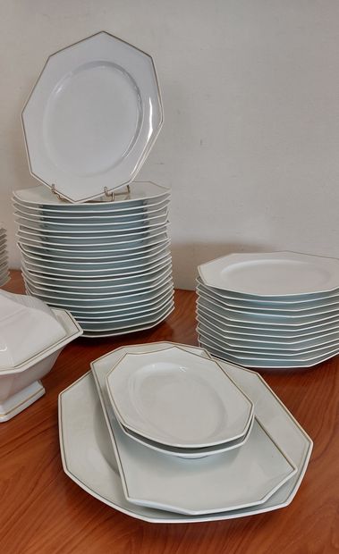 LIMOGES

Service de table, 54 pièces, en...