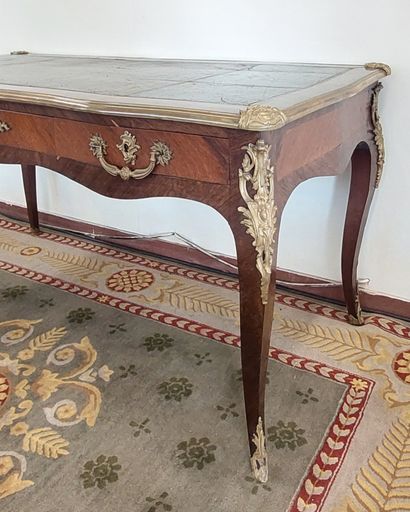 BUREAU PLAT en bois de placage garni de bronzes...
