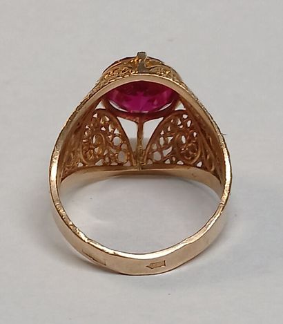 BAGUE en or 14K et pierre de couleur rubis

T...