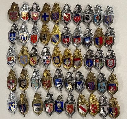 LOT D'INSIGNES militaires, Gendarmerie et...