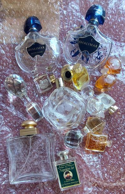 Lot of display items including: 

- assorted...