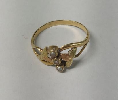 18K Gold and Pearl RING

Size: 55

Weight:...