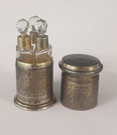 CAVE A PARFUM en argent et ses trois flacons...