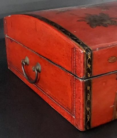 CHINA

Large leather-lined box decorated...