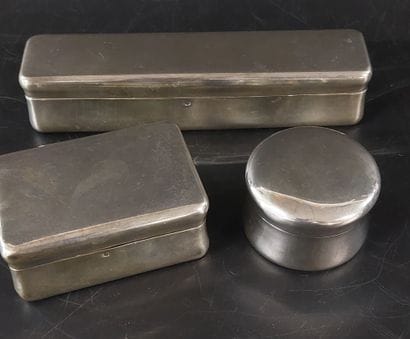 Silver TOILET SET, three pieces

Minerva...