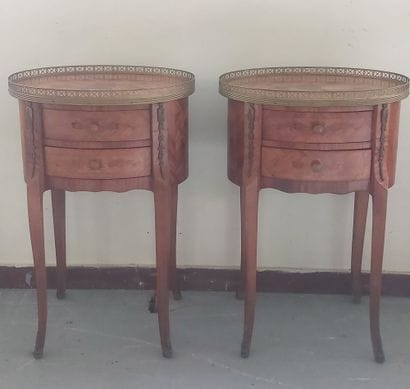 PAIRE DE CHEVETS ovales en bois de placage...