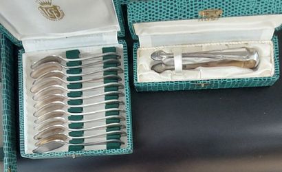 MENAGERE en métal argenté comprenant :

-...