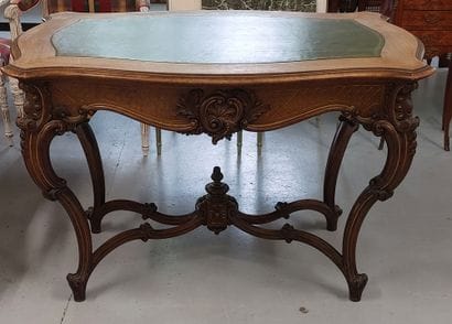 TABLE DE MILIEU en noyer mouluré et sculpté,...