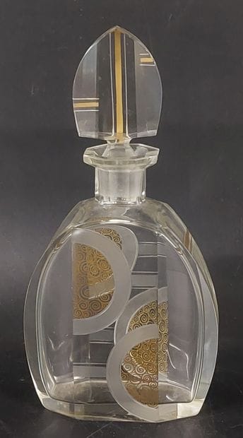 ART DECO

Crystal decanter 

Trace of a stamp...