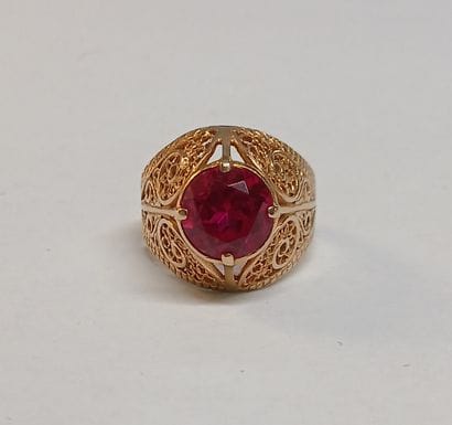 BAGUE en or 14K et pierre de couleur rubis

T...