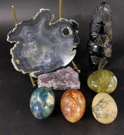 Set of gemstones including:

- 1 Inca obsidian...