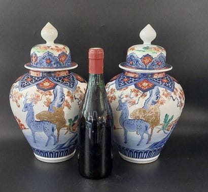 IMARI

Paire de potiches couvertes en porcelaine,...
